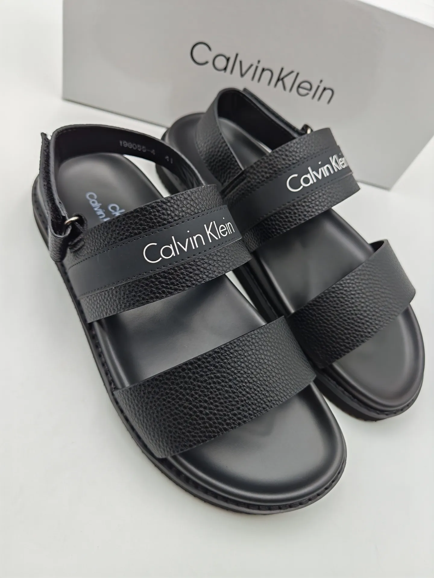 Men's shoes 💰300 Calvin Klein CK men's slippers, the upper of this slipper is made of imported cowhide, and the sole is also imported new EVA material. The foamed ultra-light outsole is more non-slip, three-dimensional and skin-friendly. Available from stock, long-term availability, Size: 38-46 yards.